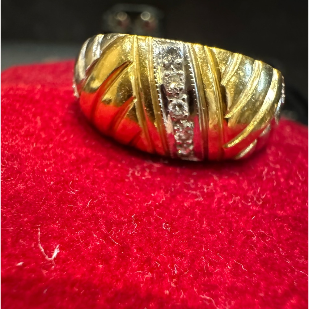 Gold 18k ring with 15 small diamonds, yellow and white gold